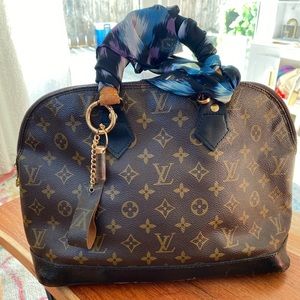 Louis Vuitton Alma bag with painted bottom and LV keychain